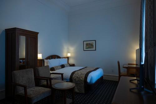 Ein Bett oder Betten in einem Zimmer der Unterkunft The Fujiya Hotel