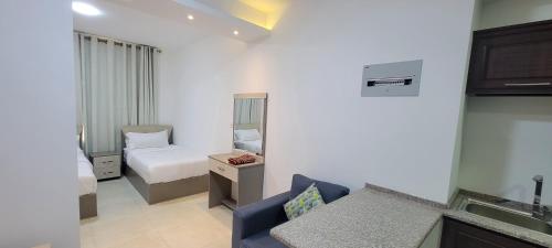 a small room with a bed and a couch at مراسيم للشقق الفندقية in Amman