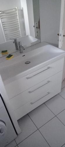 Ένα μπάνιο στο VILLA VUE MER PLAGE a pied 2 minutes 200 m CENTRE VILLE a pied parking privé wifi fibre abritée du vent st pierre la mer