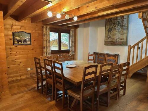 une salle à manger avec une table et des chaises en bois dans l'établissement Chalet spacieux 15 pers, proche remontées, balcon, terrasse - FR-1-676-208, à Châtel