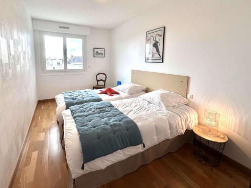 a bedroom with a large bed and a window at Appartement lumineux à Bénodet, plage et commerces à pied - FR-1-481-176 in Bénodet