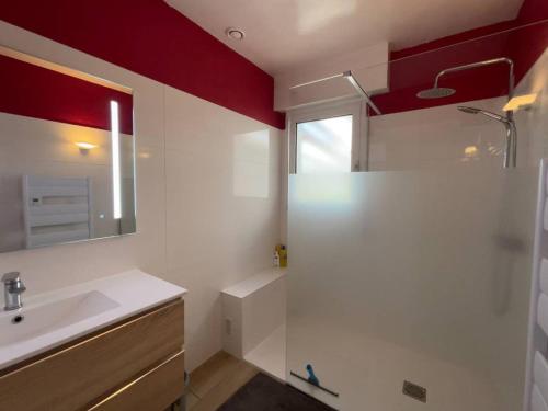 une salle de bain blanche avec un lavabo et une douche dans l'établissement Maison avec véranda, jardin clos, 2 chambres - Proche centre et océan - FR-1-224C-338, à Saint-Jean-de-Monts