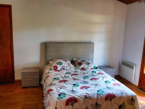 une chambre avec un lit avec une couette fleurie dans l'établissement Charmante villa provençale avec jardin et piscine privée à Saint-Cyr-sur-Mer - FR-1-770-44, à Saint-Cyr-sur-Mer
