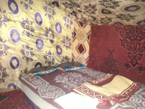 łóżko z kotem leżącym na nim w obiekcie bain de sabl merzouga bin de sablle w mieście Merzouga