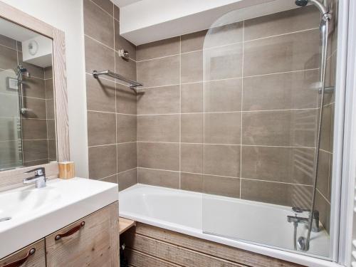 une salle de bain avec une douche, une baignoire et un lavabo dans l'établissement Appartement spacieux - Départ skis aux pieds - Piscine & Parking inclus - FR-1-425-231, à Arâches-la-Frasse