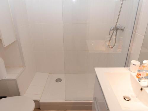 une salle de bain avec une douche avec des toilettes et un lavabo dans l'établissement Le Lavandou: Studio 4 pers. vue mer, parking, clim - FR-1-803-92, au Lavandou