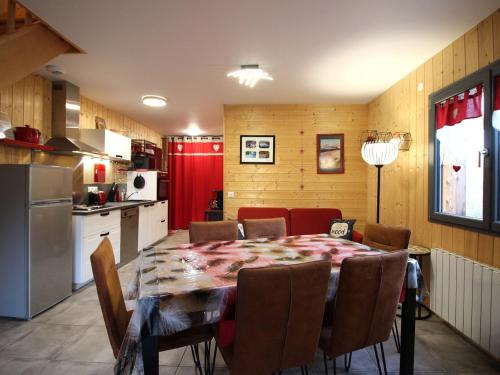 - une cuisine avec une table à manger entourée de chaises dans l'établissement Chalet au Mont Dore, 8 pers, proche centre, terrasse - FR-1-608-286, à Mont-Dore