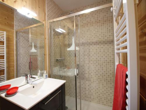 une salle de bain avec un lavabo et une douche dans l'établissement Chalet au Mont Dore, 8 pers, proche centre, terrasse - FR-1-608-286, à Mont-Dore