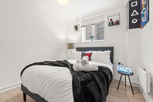 a bedroom with a bed with a teddy bear on it at 2 Cosy Bedroom Sleeps 6 02 Arena Perfect for Contractors Families and Groups in London