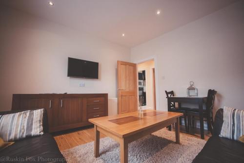 Μια τηλεόραση ή/και κέντρο ψυχαγωγίας στο Apartment B