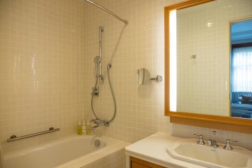Ein Badezimmer in der Unterkunft The Fujiya Hotel