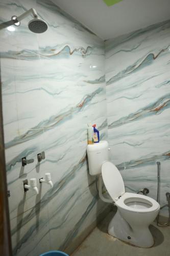 Un baño con un inodoro blanco en una habitación. en Homestay For Rent in Meerut, en Meerut