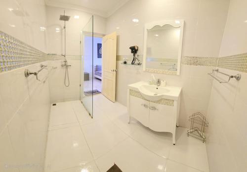 Ένα μπάνιο στο Ishara Villa