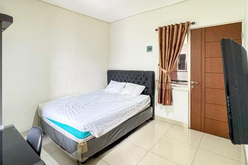 Ένα ή περισσότερα κρεβάτια σε δωμάτιο στο K Home Syariah Mitra RedDoorz