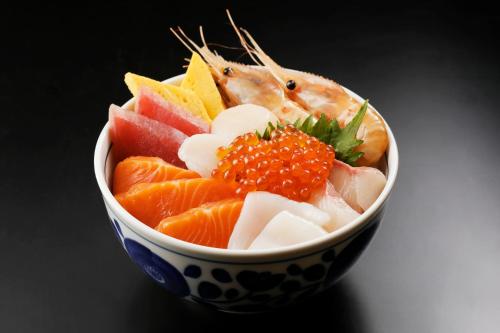 un tazón de comida con frutas y hortalizas en Tabist Hotel Nemuro Kaiyoutei, en Nemuro