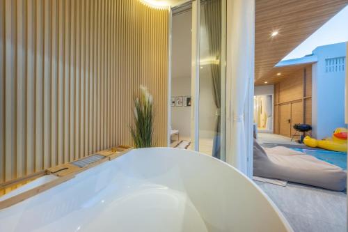 Ένα ή περισσότερα κρεβάτια σε δωμάτιο στο SHIN Lalynn Pool Villa