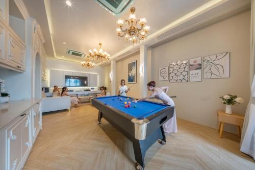 Μια τηλεόραση ή/και κέντρο ψυχαγωγίας στο SHIN Lalynn Pool Villa