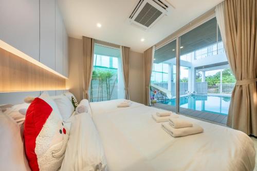 Ένα ή περισσότερα κρεβάτια σε δωμάτιο στο SHIN Lalynn Pool Villa