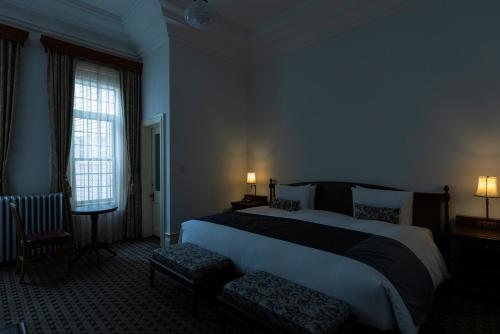 Ein Bett oder Betten in einem Zimmer der Unterkunft The Fujiya Hotel