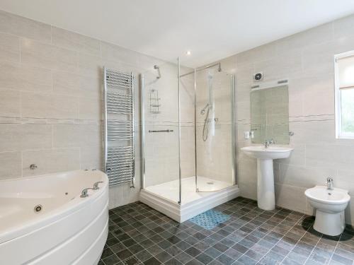 Ein Badezimmer in der Unterkunft Oaklands