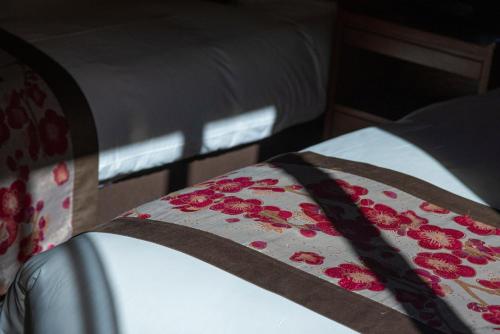 Ein Bett oder Betten in einem Zimmer der Unterkunft The Fujiya Hotel