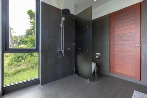 チャウエンノイビーチにあるVilla Moon Paradise 4br Infinity Pool Viewsの赤いドアが付いたバスルーム(シャワー付)