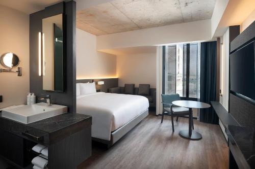 Postel nebo postele na pokoji v ubytování Radisson Hotel Don Mueang Bangkok