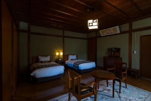 Ein Bett oder Betten in einem Zimmer der Unterkunft The Fujiya Hotel