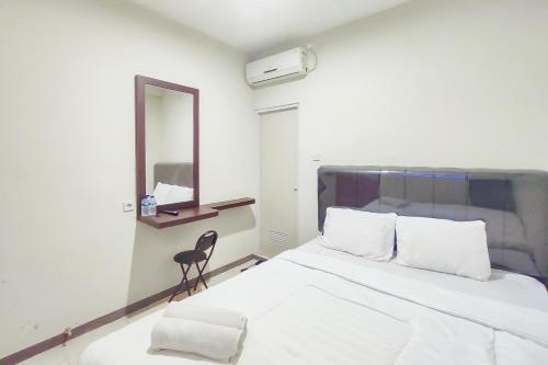 Postel nebo postele na pokoji v ubytování Mahkota Residence near Kota Lama Semarang RedPartner