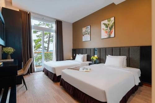 Postel nebo postele na pokoji v ubytování Hotel Nature Garden Da Lat
