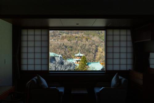 ein Fenster in einem Zimmer mit Aussicht in der Unterkunft The Fujiya Hotel in Hakone