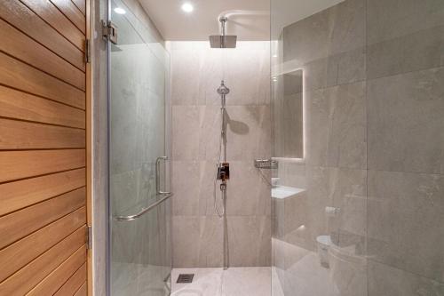 Ένα μπάνιο στο Sea Views 2BR ,,Adult Only,, Apartment 817 in Sapphire Bay Residence, Patong