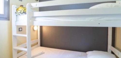 - un lit superposé blanc dans une petite chambre dans l'établissement Les hameaux de Camargue 726, à Arles