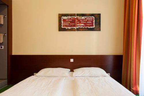 Postel nebo postele na pokoji v ubytování Pension Stadthalle