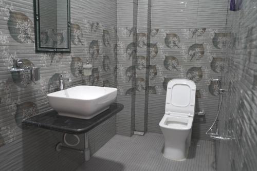 バラナシにあるSwastik Stay Innの洗面台とトイレ付きのバスルーム