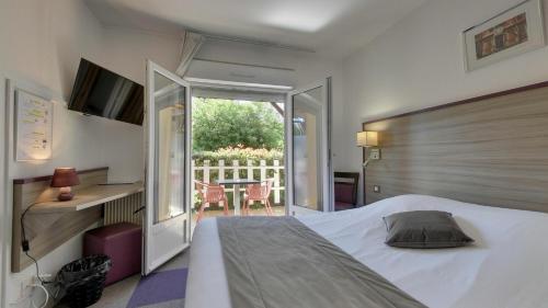 Ένα ή περισσότερα κρεβάτια σε δωμάτιο στο Contact Hôtel O'Nice Saintes
