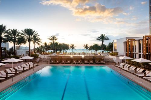 een afbeelding van het zwembad bij het resort bij Eden Roc Miami Beach in Miami Beach