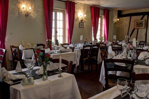 Un restaurante o sitio para comer en Logis Auberge De La Dune - Hôtel & Restaurant