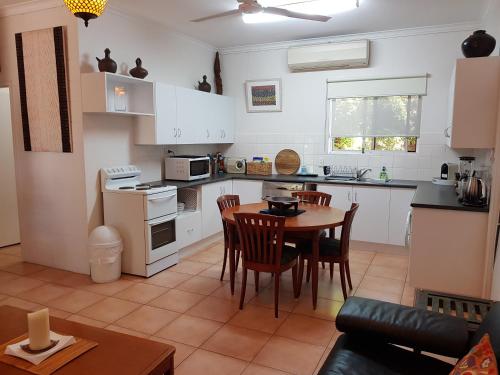 Una cocina o cocineta en Vatu Sanctuary