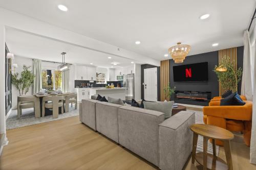 Μια τηλεόραση ή/και κέντρο ψυχαγωγίας στο Luxurious Decatur Getaway Game Room and Fire Pit Close to Atlanta