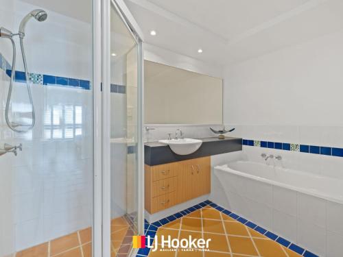 Ένα μπάνιο στο Riverview Apartment 1.2