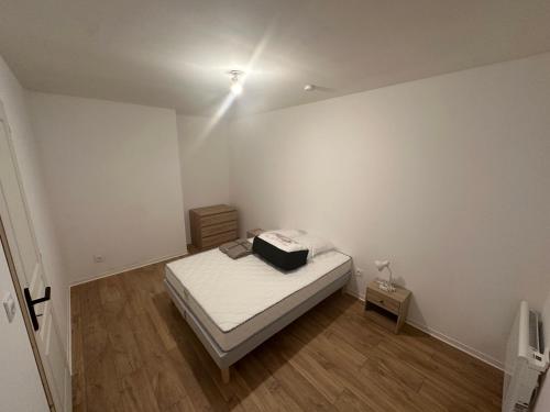 - une petite chambre avec un lit dans un dortoir blanc dans l'établissement Appartement 4 personnes maximum, à Calais
