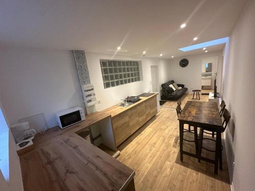 une cuisine et un salon avec une table et un canapé dans l'établissement Appartement 4 personnes maximum, à Calais