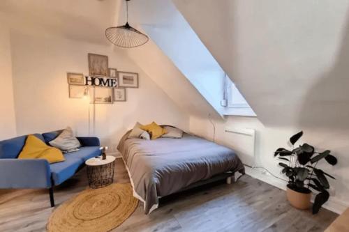 une chambre avec un lit, un canapé et une fenêtre dans l'établissement SOH Rent Strasbourg saint Florent proche Gare, à Strasbourg