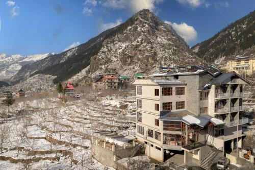 a city with a mountain in the background at Echor Himalayan Aurum Manali, Heating & Cooling in Manāli