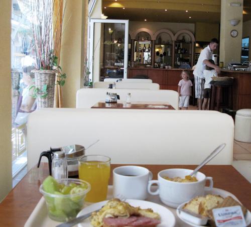 ルートラキにあるホテル マルコのテーブル(朝食用の食材付)
