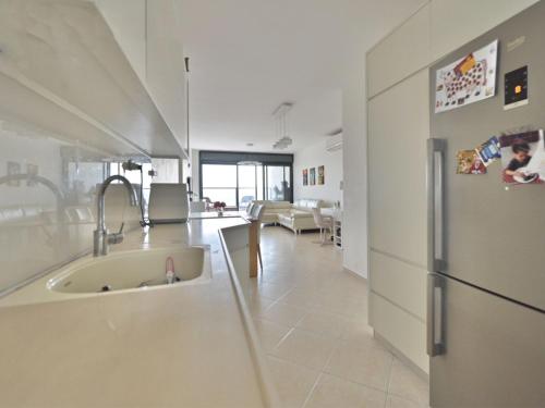 a kitchen with a sink and a refrigerator at דירת 3 חדרים עם נוף פתוח ושקט מטבח מושקע וחנייה , 5 דק מאסף הרופא in Ramla