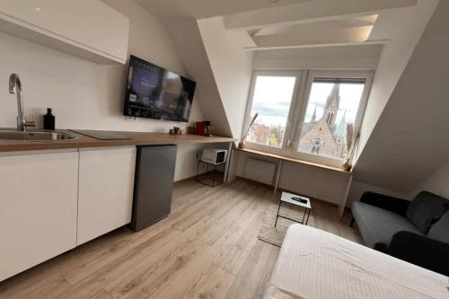 une pièce avec une cuisine et un salon dans l'établissement Soh Rent Studio Schiltigheim centre - Tv - Wifi, à Schiltigheim