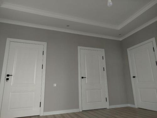 DzhangyarykにあるGuest House Nukuraの白い壁の部屋の白いドア2つ