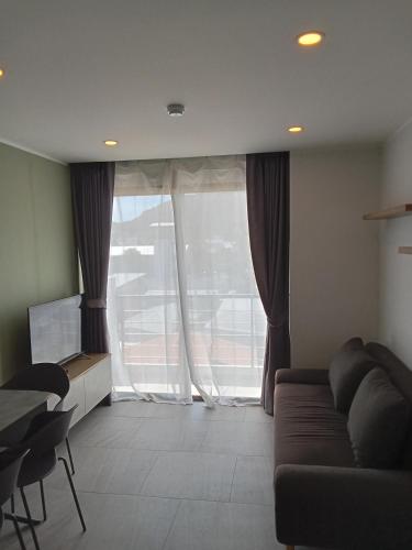 Μια τηλεόραση ή/και κέντρο ψυχαγωγίας στο Modern Condo - 1BR T3-528